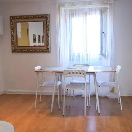 Square House In Apartamento